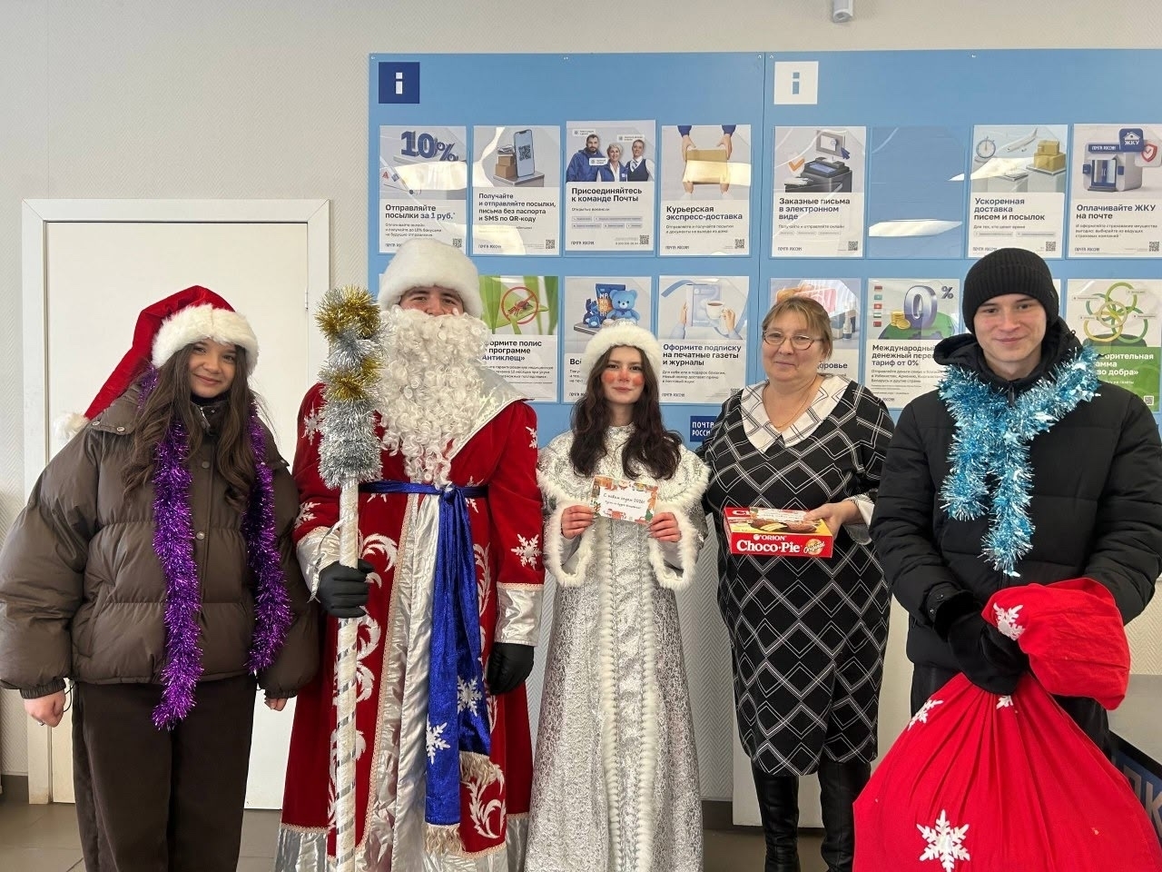 Аксаковские школьники поздравили тех, кто работает в праздники