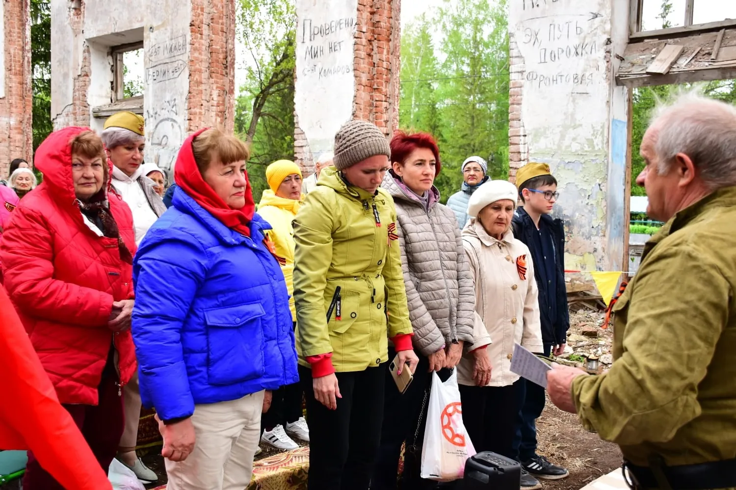 И на руинах яблони цветут в честь Великой Победы...