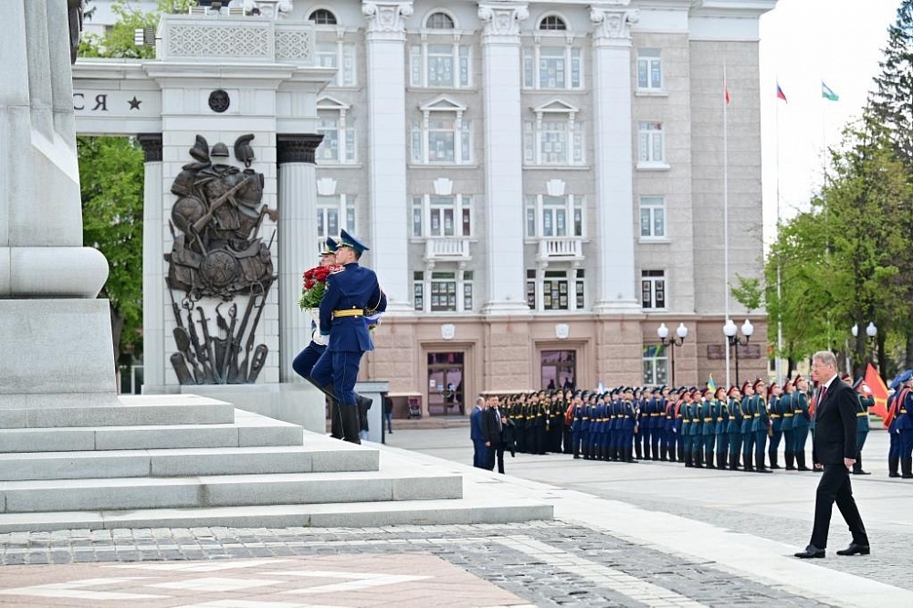 Радий Хабиров в День Победы возложил цветы к памятнику Минигали Шаймуратова