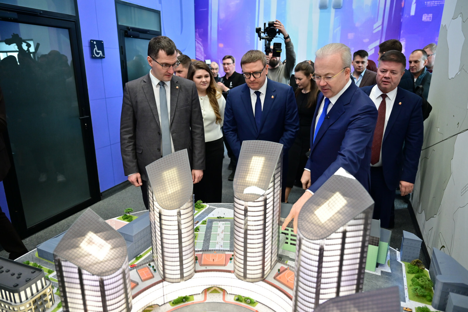 Андрей Назаров и Алексей Текслер посетили площадку Геномного центра в Уфе