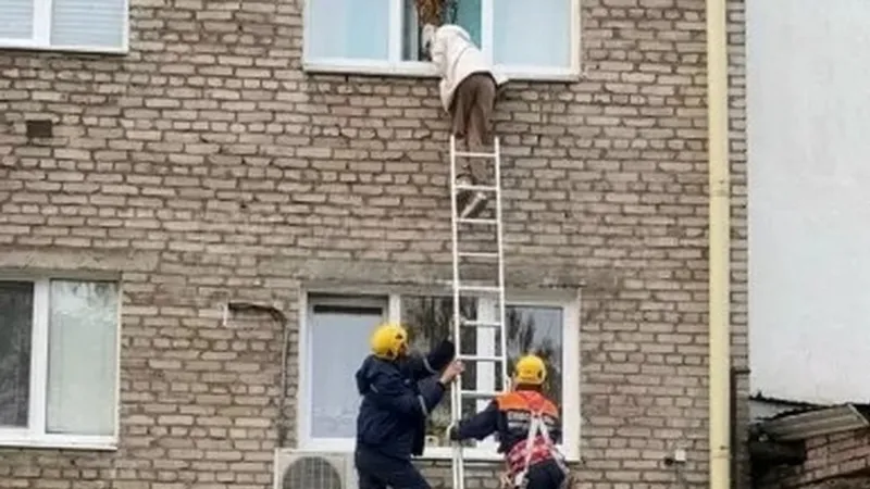В Башкирии девушка едва не выпала с третьего этажа