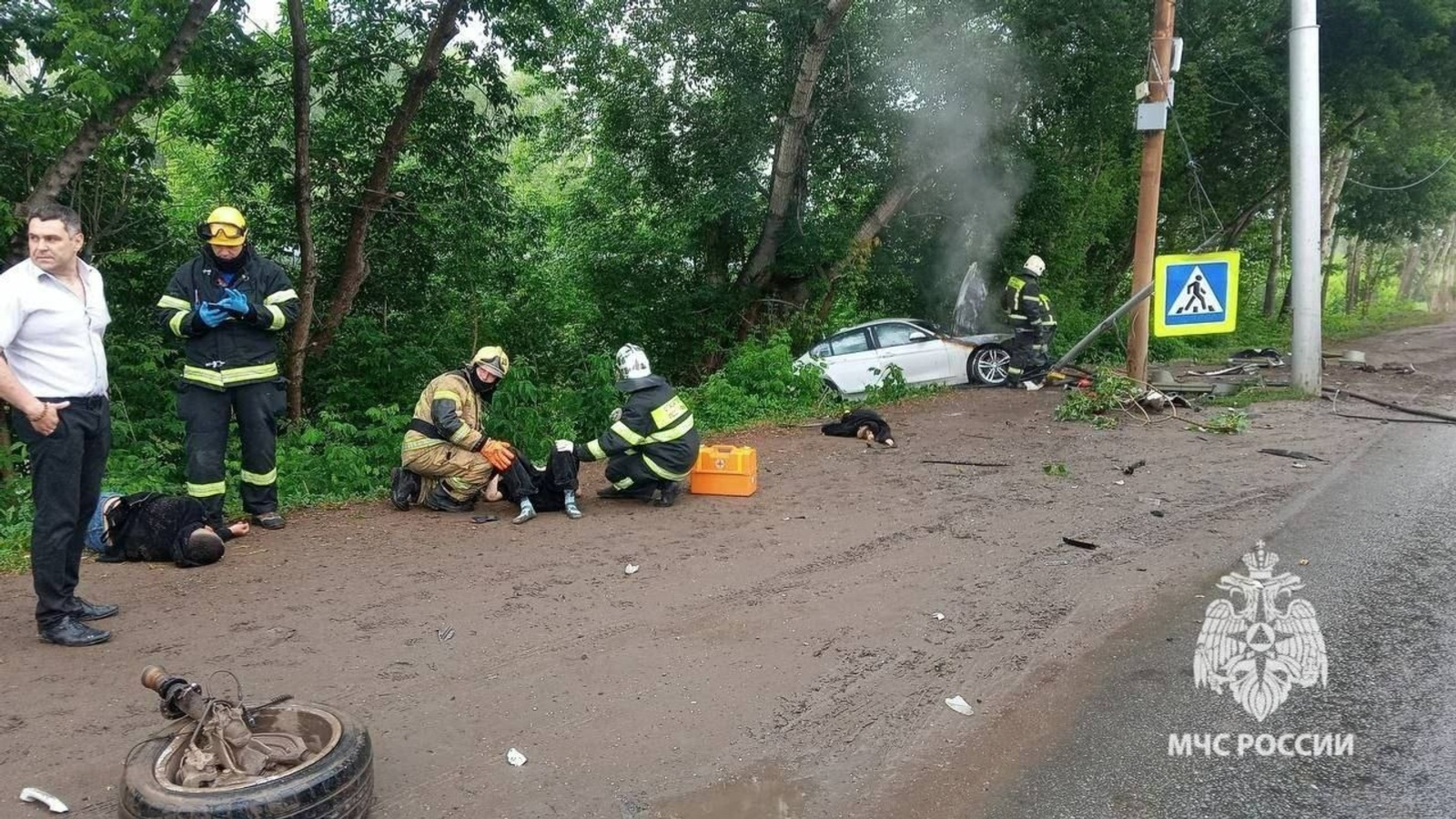 В Башкирии от мощного удара в светофор у BMW оторвало колесо, есть погибший
