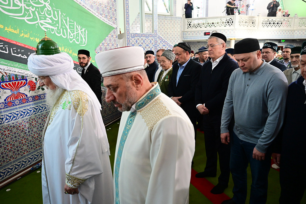 Радий Хабиров принял участие в коллективном намазе в честь Ураза-байрам