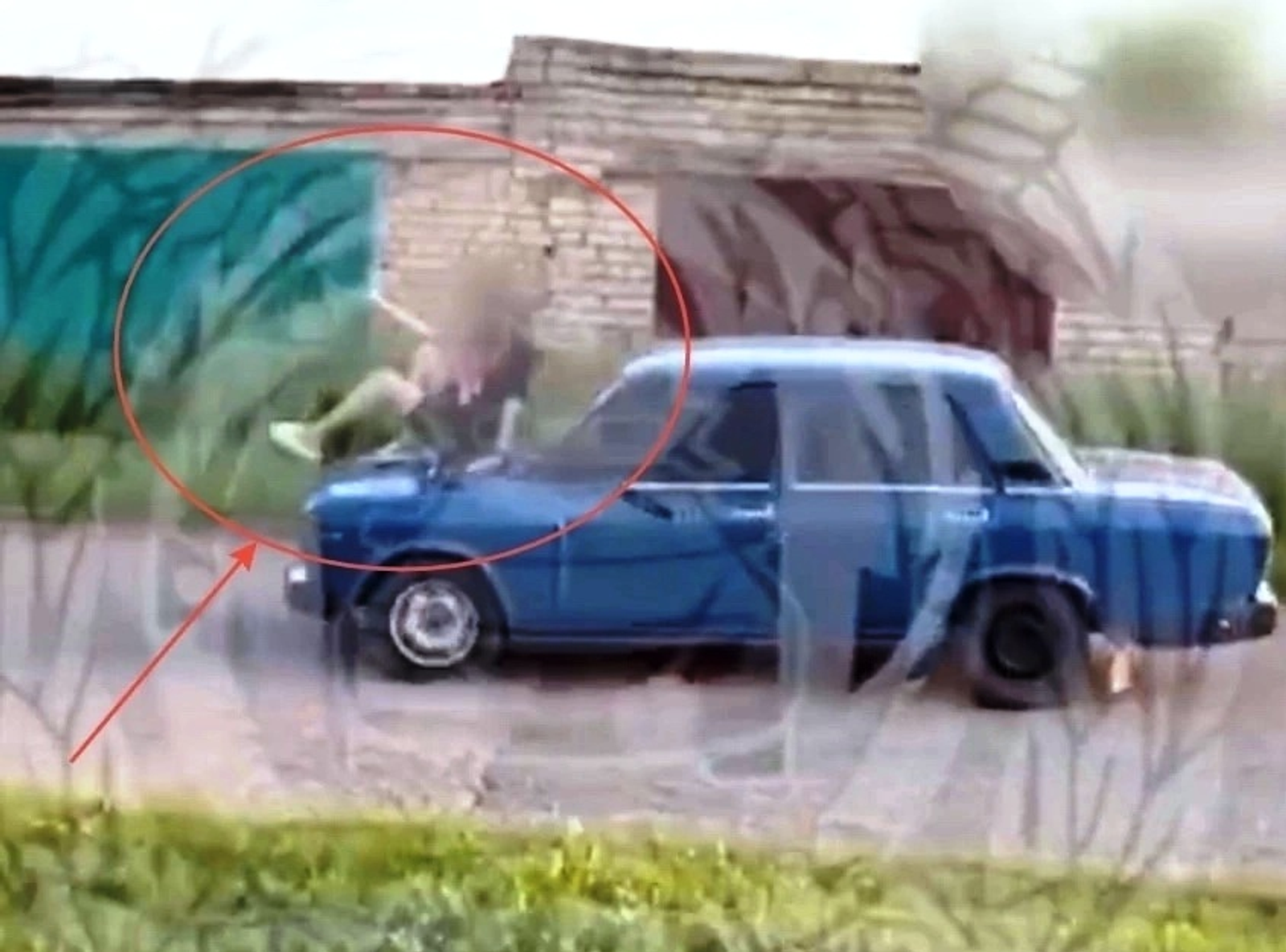 18-летний водитель без прав катал пассажирку на капоте