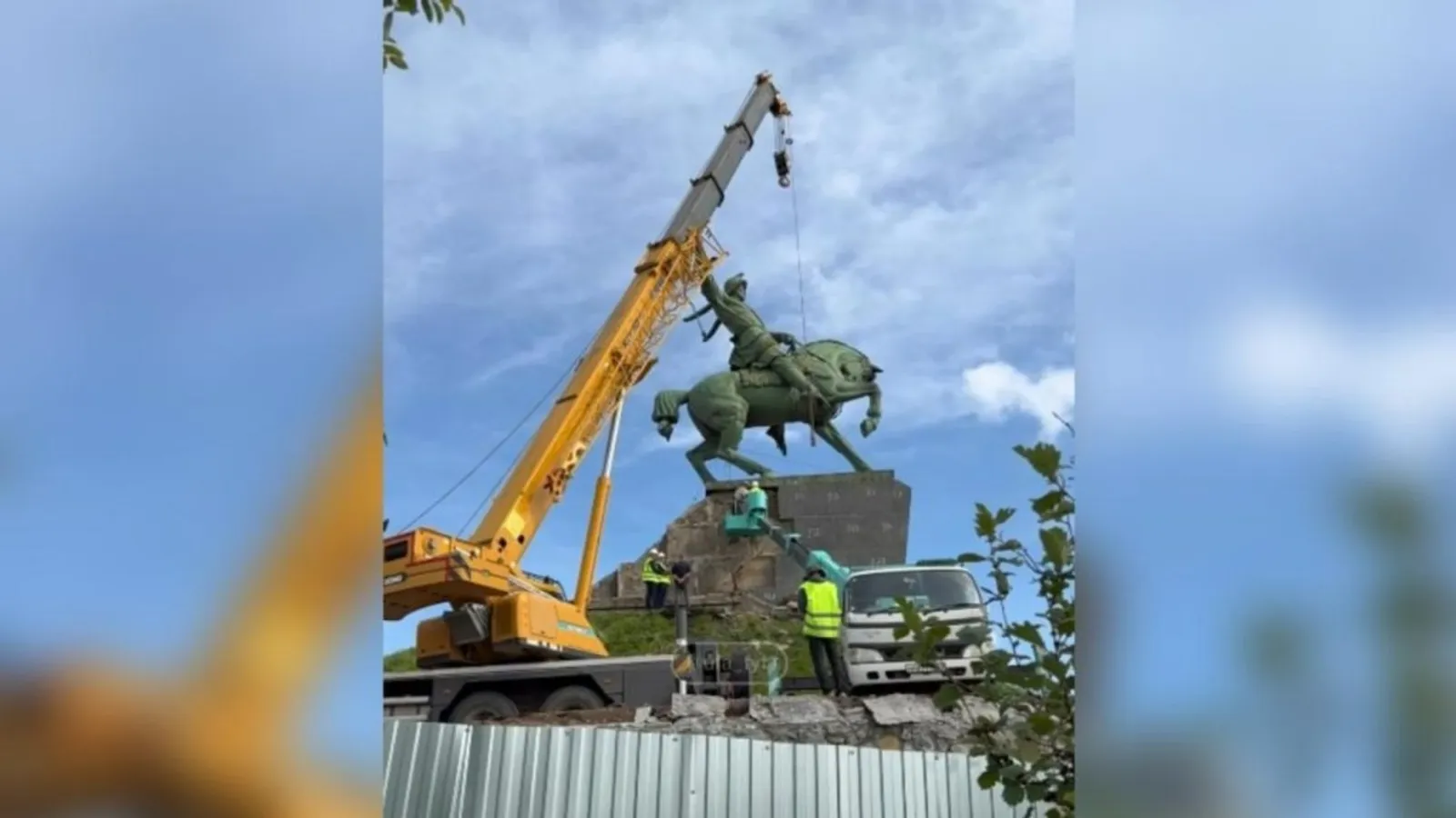 В Уфе начали разбирать памятник Салавату Юлаеву