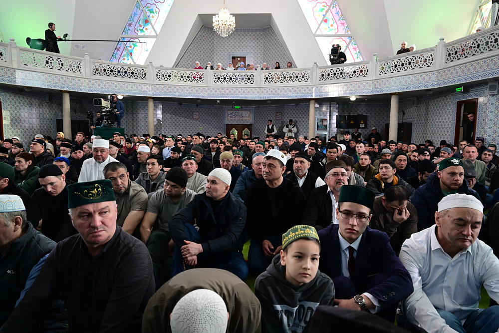 Радий Хабиров принял участие в коллективном намазе в честь Ураза-байрам