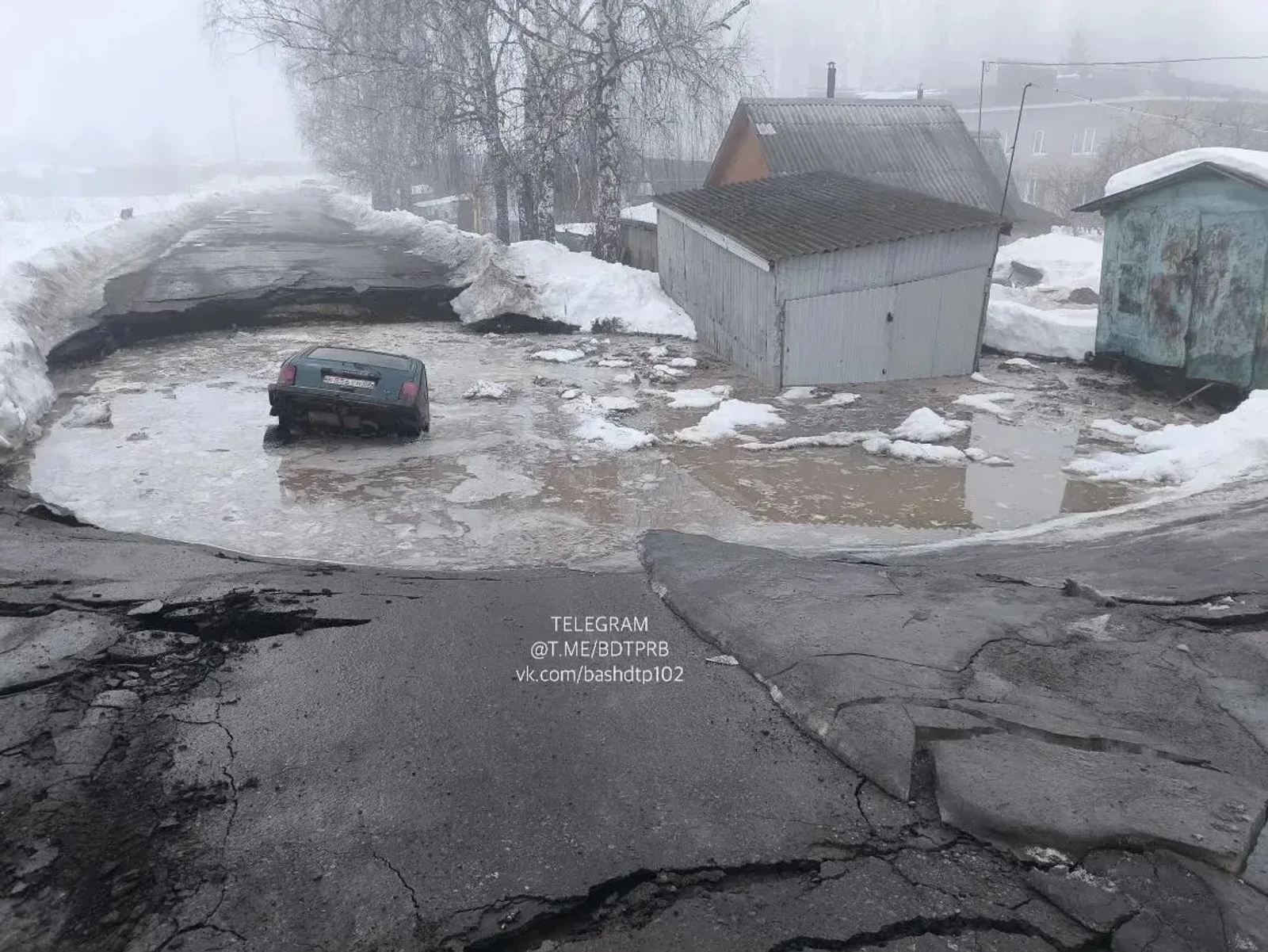 В селе Башкирии карстовый провал «засосал» автомобиль