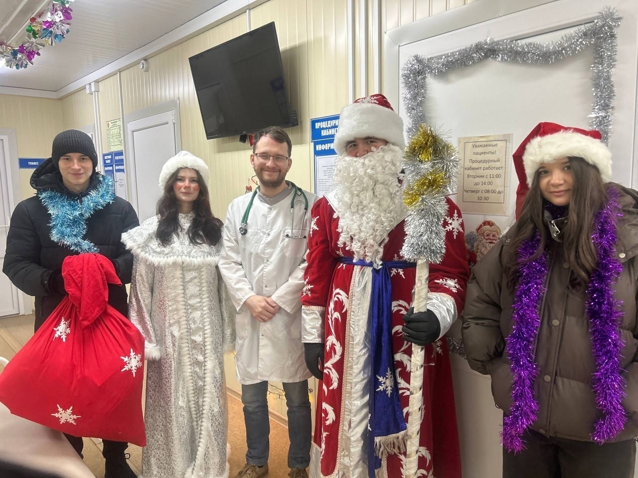 Аксаковские школьники поздравили тех, кто работает в праздники