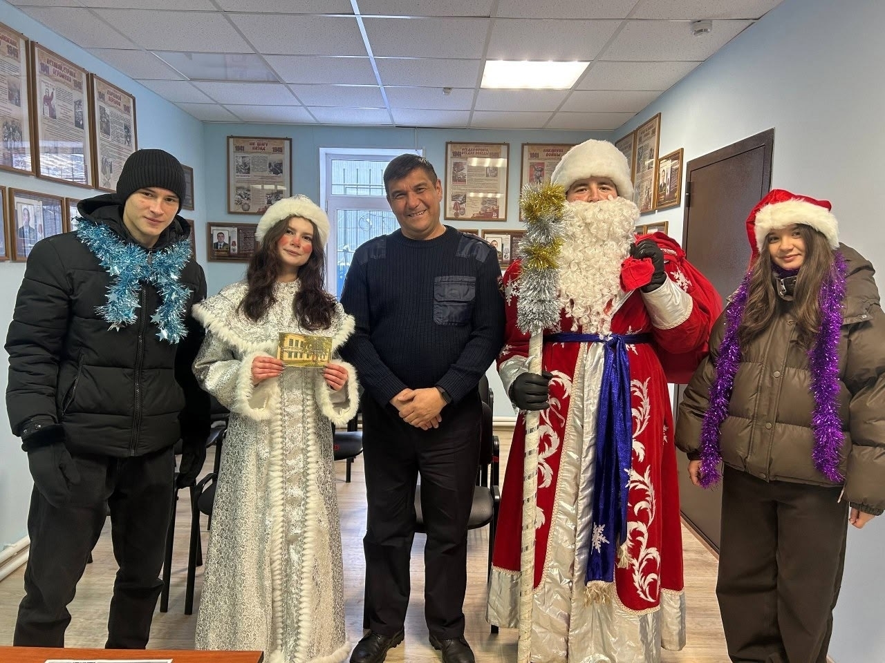 Аксаковские школьники поздравили тех, кто работает в праздники