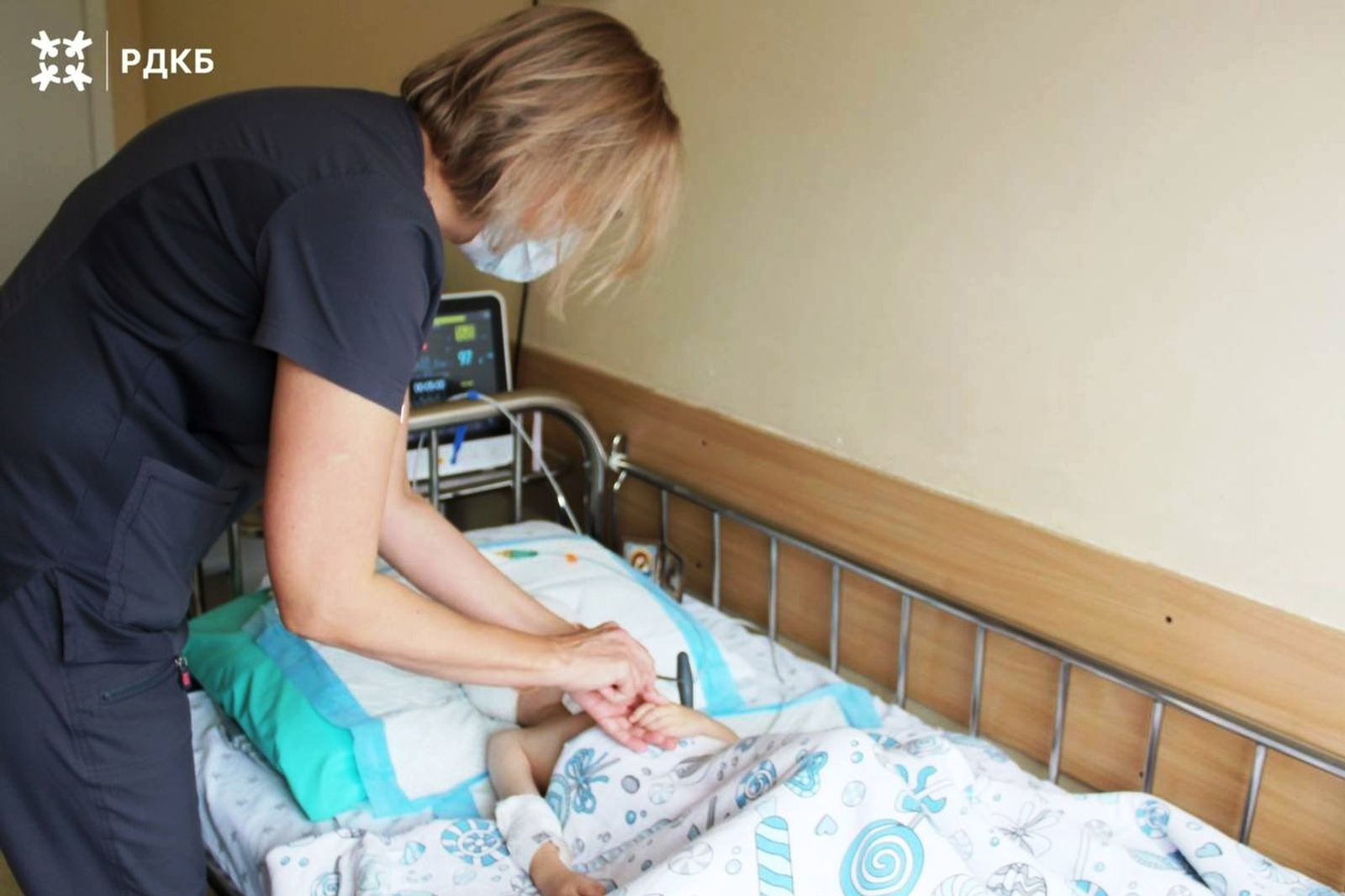 Врачи рассказали, что девочка из Уфы, выброшенная из окна, начала двигаться
