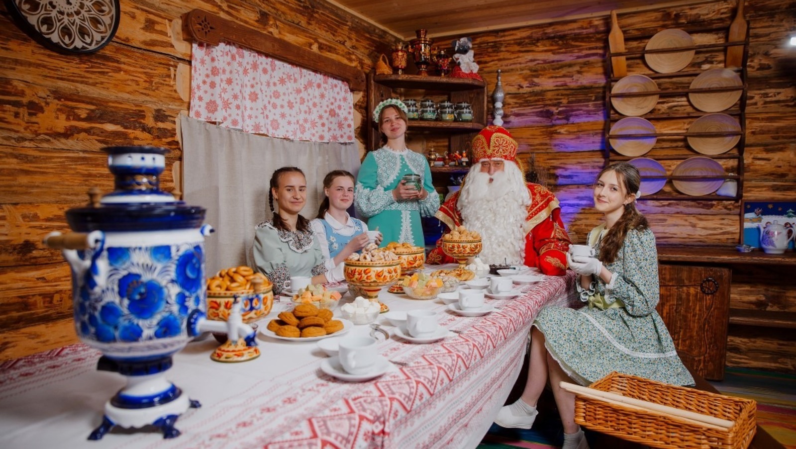 В России заработала горячая линия Деда Мороза и его помощников