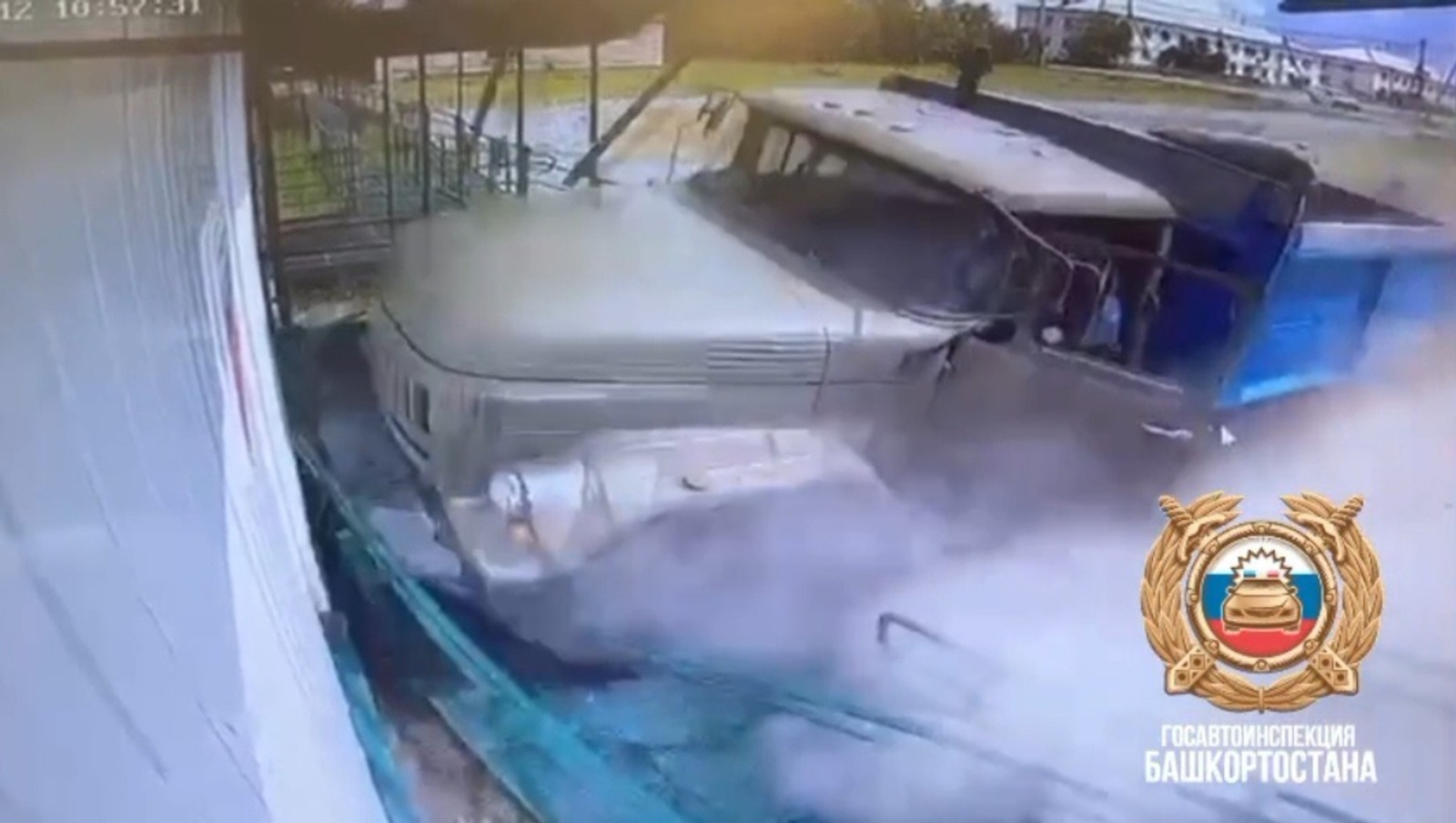 В Башкирии водитель ЗИЛа въехал в здание больницы