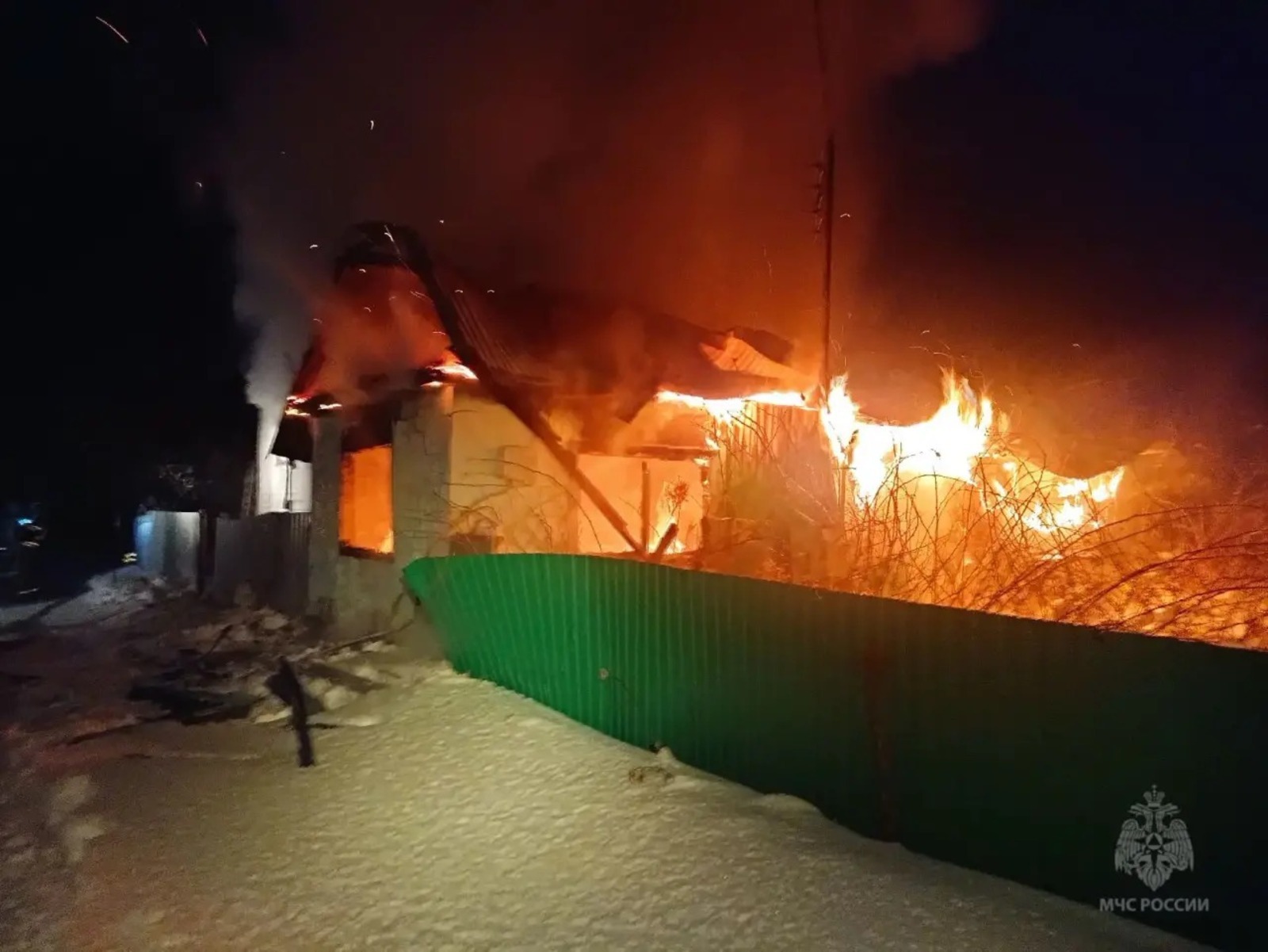 В Башкирии при пожаре двух домов погибла женщина