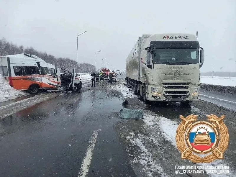 В Башкирии автобус дорожных служб столкнулся со стоящим грузовиком