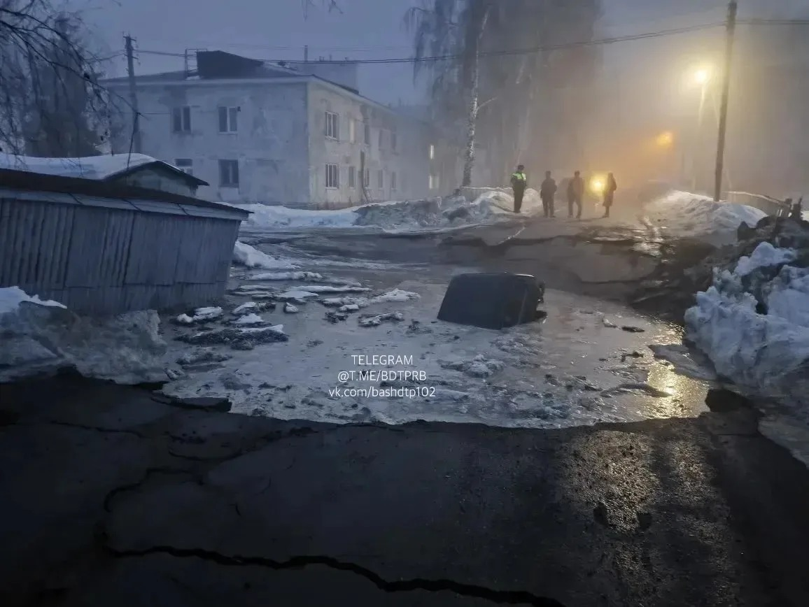 В селе Башкирии карстовый провал «засосал» автомобиль