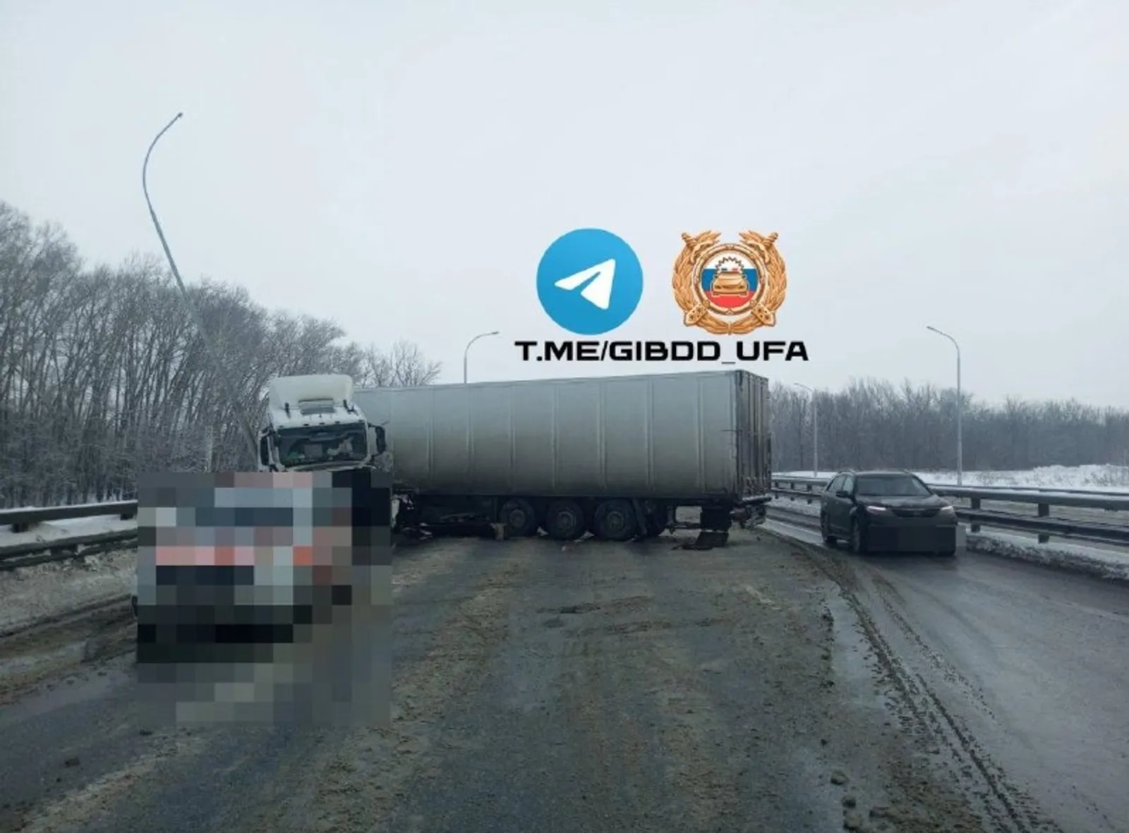 В Башкирии на трассе фура врезалась в легковую машину