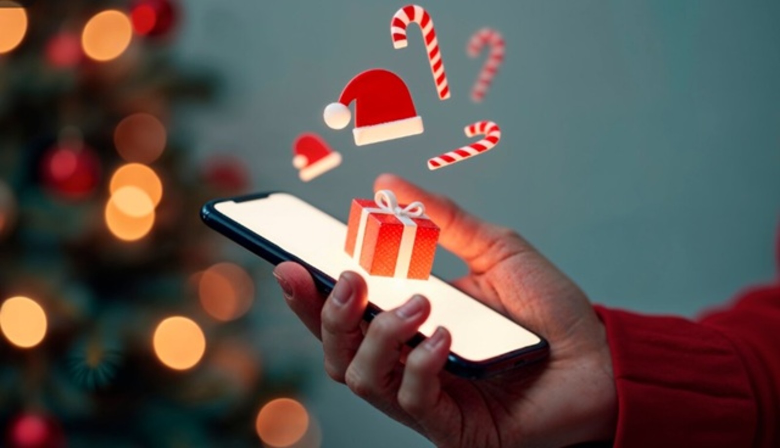 Мошенники начали рассылать в мессенджерах вредоносные новогодние открытки