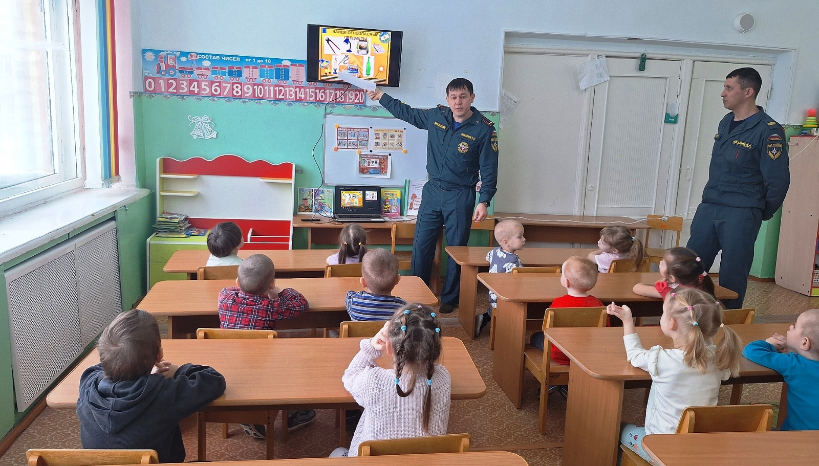 Много есть профессий разных