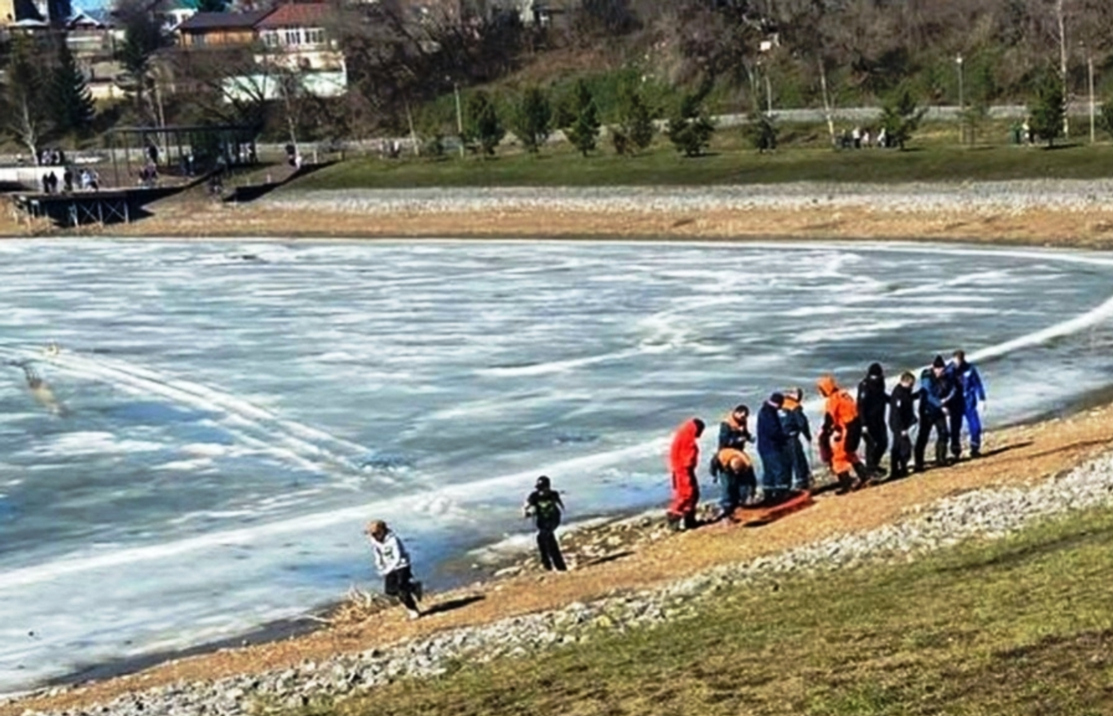 В Башкирии школьница провалилась под лёд, пытаясь спасти рыбака