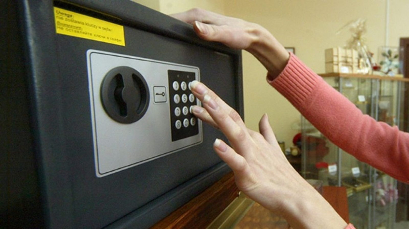 Школьница из Башкирии передала мошенникам деньги и сейф с украшениями