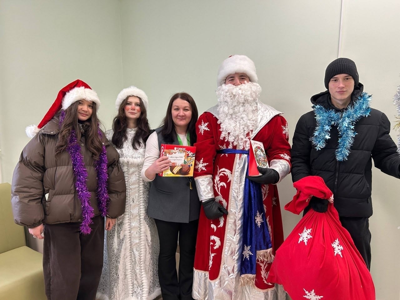 Аксаковские школьники поздравили тех, кто работает в праздники