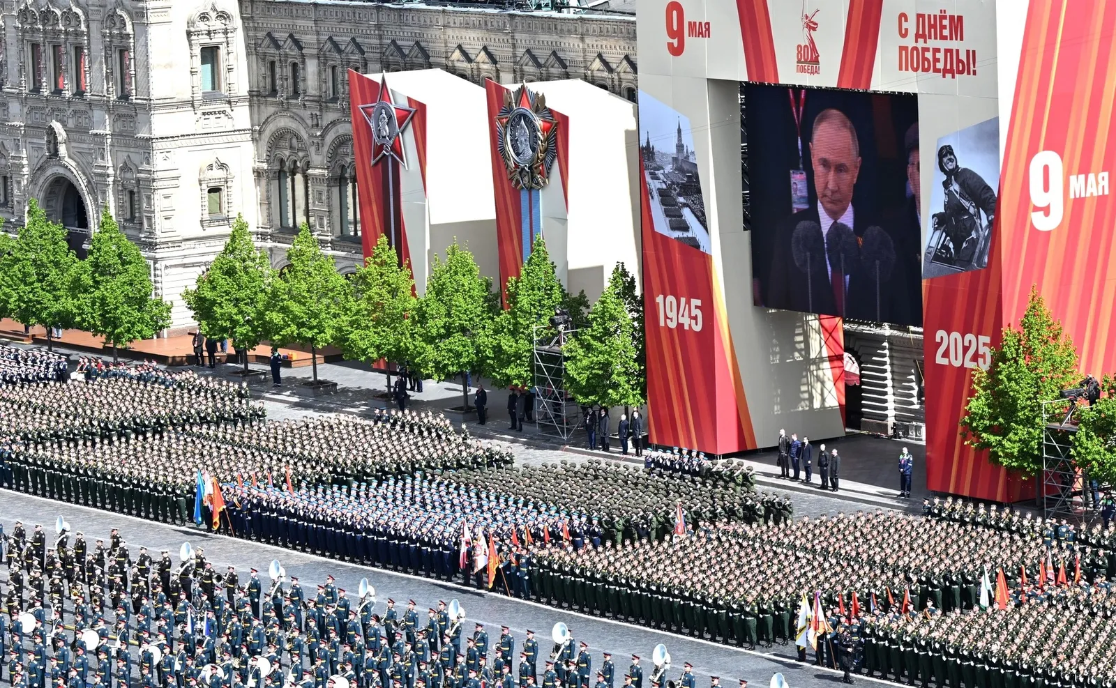 Президент России Владимир Путин поздравил россиян с Днем Победы
