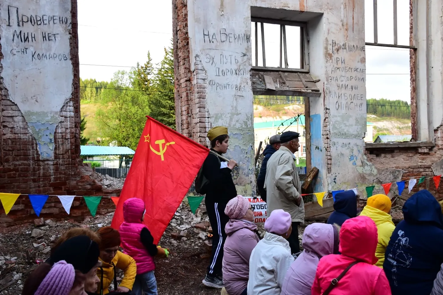 И на руинах яблони цветут в честь Великой Победы...