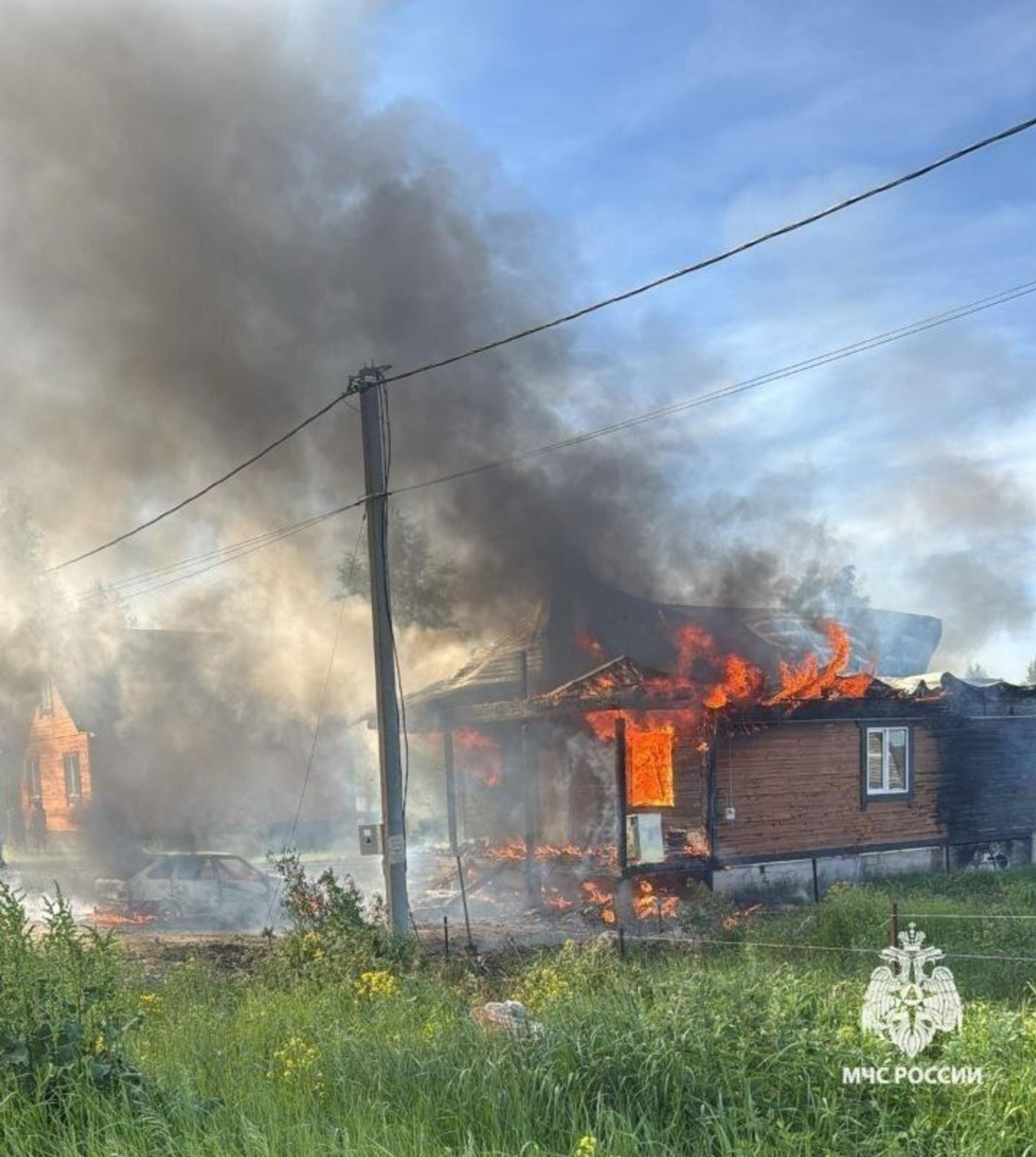 В Башкирии огонь охватил дом многодетной семьи