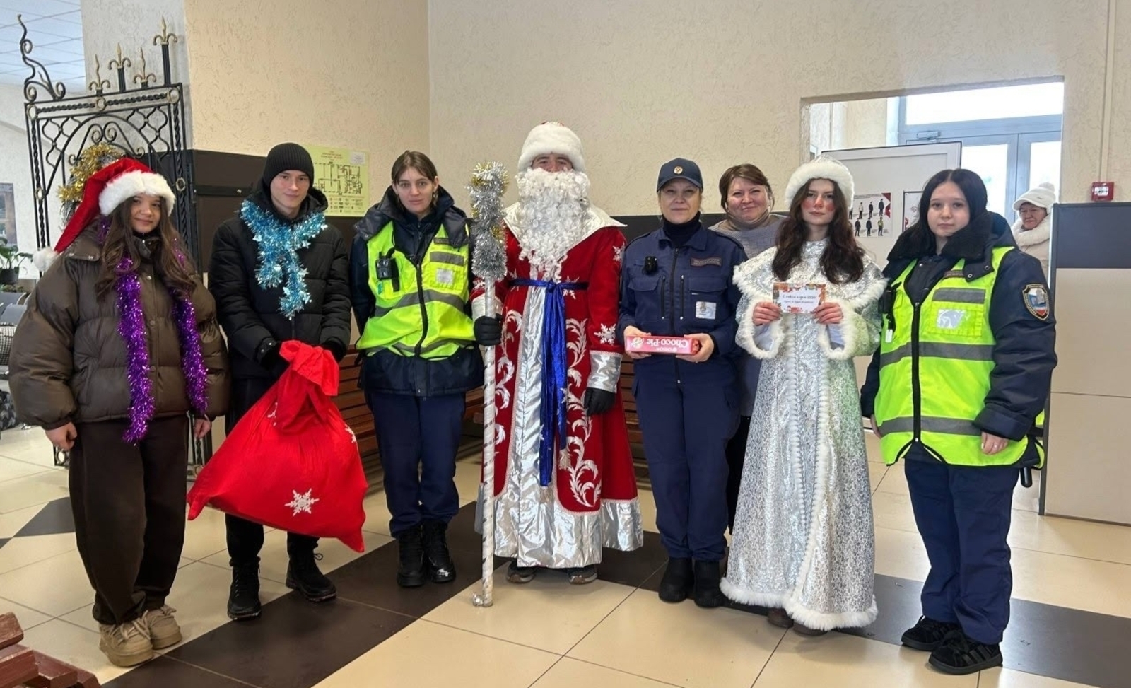 Аксаковские школьники поздравили тех, кто работает в праздники