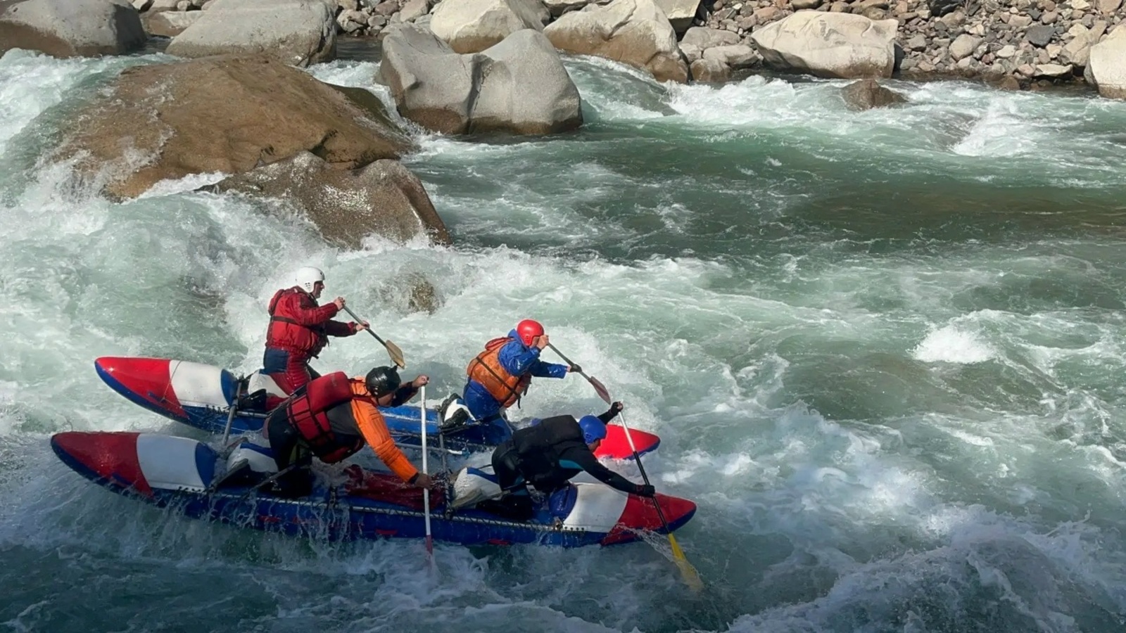 В потоке горных рек…