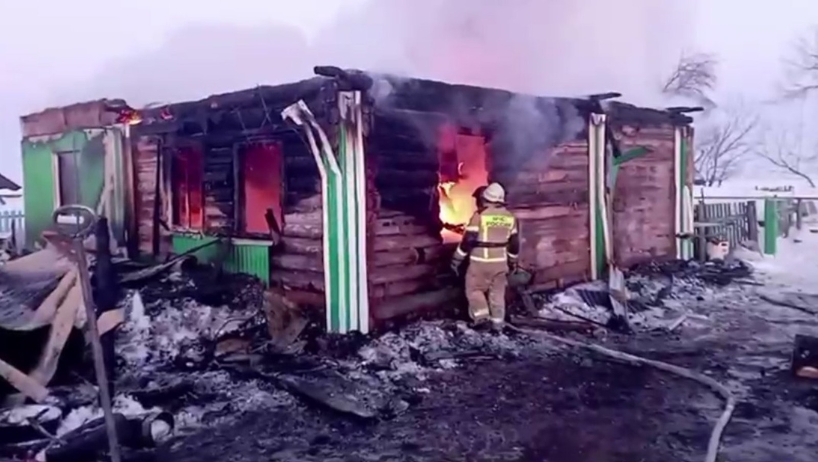 В Башкирии люди спасались из пожара через окно (видео)